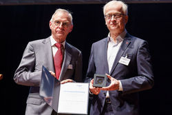 <p>Ehrung für PD Dr. Hans-Jürgen Urban (rechts im BildI)</p> - © Guido Kollmeier