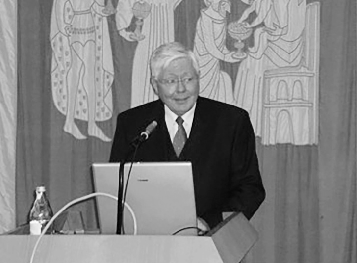 Prof. Dr. med Claus Piekarski, 1943–2022 Das Foto wurde freundlicherweise vom Urheber, Rainhard Hellkötter, als gemeinfrei zur Verfügung gestellt. Es zeigt Prof. Piekarski sehr typisch mit einem gewissen verschmitzten Gesichtsausdruck beim Vortrag – so, wie ihn viele gekannt haben. - © Foto: Rainhard Hellkötter
 Prof. Dr. med Claus Piekarski, 1943–2022 Das Foto wurde freundlicherweise vom Urheber, Rainhard Hellkötter, als gemeinfrei zur Verfügung gestellt. Es zeigt Prof. Piekarski sehr typisch mit einem gewissen verschmitzten Gesichtsausdruck beim Vortrag – so, wie ihn viele gekannt haben.