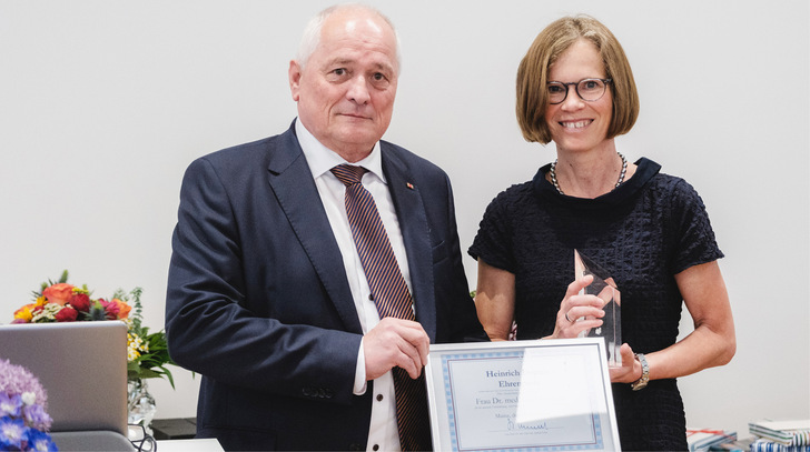 Frau Dr. Uta Ochmann und Prof. Dr. Stephan Letzel bei der Übergabe des Heinrich-Dupuis-Preises - © Foto: Dr. Jan Becker, Mainz