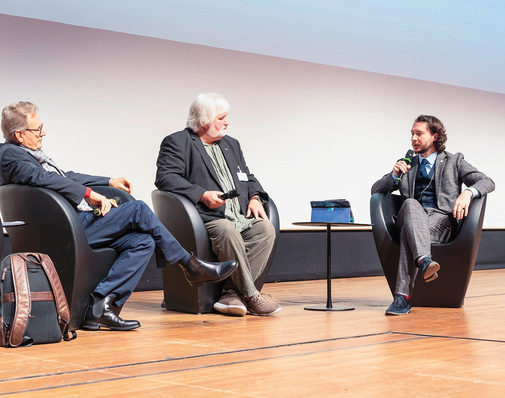 © Foto: Guido Kollmeier  Dr. Thomas Nesseler, Silvester Siegmann und Lukas Brethfeld  (von li. nach re.)  im Gespräch