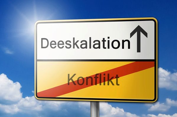 © Foto: K.C.-stock.adobe.com Die Ausbildung der Beschäftigten in Deeskalation ist ein wichtiges Tool innerhalb der systematischen Gewaltprävention und muss in die betrieblichen Strukturen verankert werden