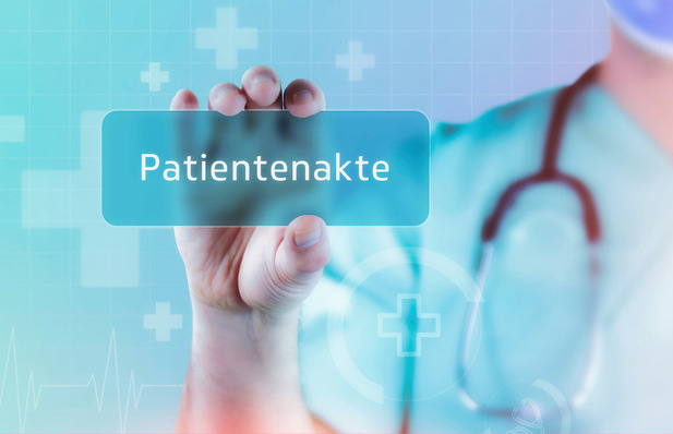 Alt-Text: „Ein Betriebsarzt präsentiert auf einem digitalen Bildschirm die Patientenakte mit einem Stethoskop über Icons für Arbeitsschutz, präventive Maßnahmen und digitale Gesundheitslösungen. - © Foto: MQ-Illustrations-stock.adobe.com