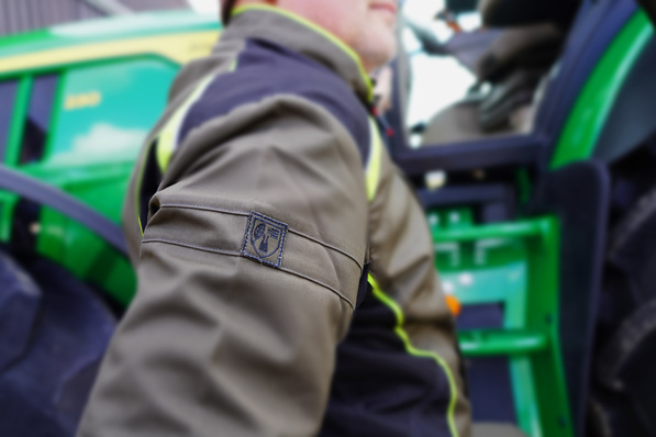 © Bundesanstalt für Landwirtschaft und Ernährung (BLE) Zertifizierte Arbeitskleidung mit Piktogramm "Erlenmeyerkolben mit Blatt"
