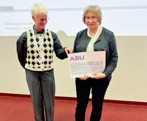 © Foto: DGAUM ASU-Chefredakteurin Prof. Dr. Simone Schmitz-Spanke überreichte Frau Dr. Reingard Seibt für den ersten Preis einen Scheck in Höhe von 1000 Euro.