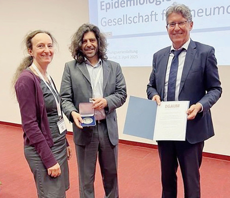 © Foto: DGAUM Verleihung der Franz-Koelsch-Medaille an Dr. Constanze Steiner ( links ) und Dr. Marcial Velasco Garrido durch Prof. Thomas Kraus ( rechts )