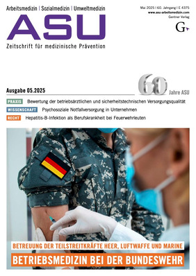 Neuer Alt-Text: „Ein Betriebsarzt vergibt einem Beschäftigten mit Arbeitskleidung in einer betrieblichen Umgebung eine Impfung als Teil präventiver Gesundheitsmaßnahmen im Arbeitsschutz.“.