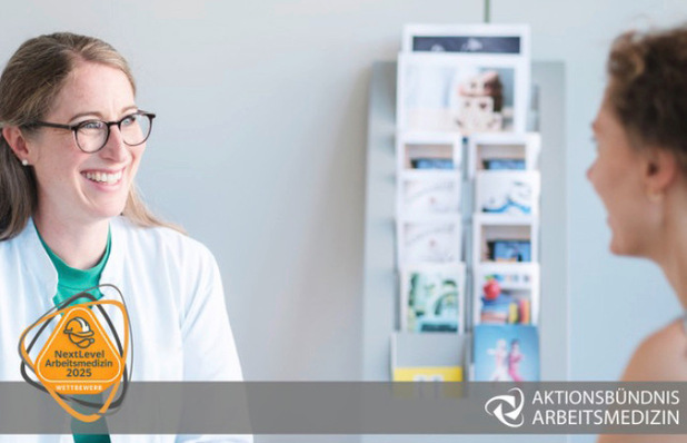 Optimierter Alt-Text: „Betriebsarzt im Beratungsgespräch mit Mitarbeitern in modern ausgestatteter Praxis; im Vordergrund Informationsmaterial zu Arbeitsschutz, Prävention und betrieblichem Gesundheitsmanagement, Hintergrundaushang mit Logo ‚Arbeitsmedizin‘.“. - © Foto:  ©  BGW / Blickwinkel  17 GmbH