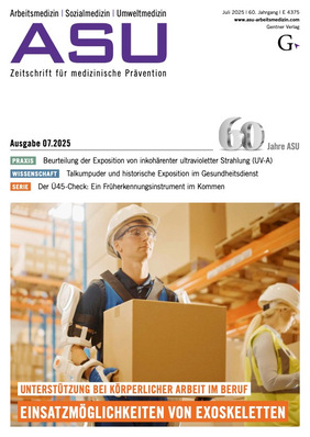Ein Arbeiter in einem Lagerhaus trägt einen Exoskelett-Anzug, während er eine Kiste hebt, als Symbol für ergonomische Unterstützung.
