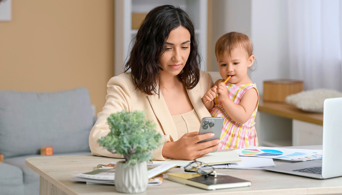 © Foto: Pixel-Shot – stock.adobe.com Der Spagat zwischen Erwerbstätigkeit, Familien- und Care-Arbeit beeinflusst die Gesundheit von Frauen erheblich und könnte die Bedeutung flexibler, gesundheitsfördericher Arbeitszeitmodelle untermauern