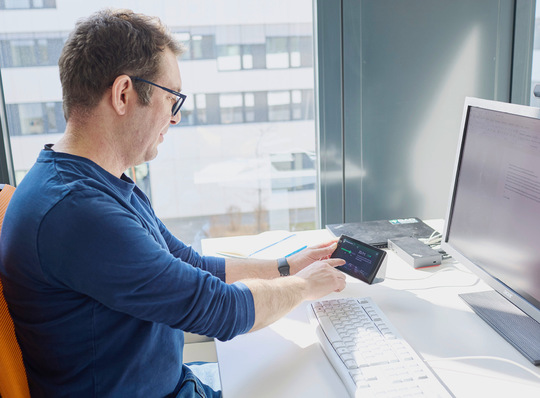 © Foto: Christof Mattes Abb. 1:    KICO – Risk Assessment revolutioniert mit Hilfe von KI den Prozess der Gefährdungsbeurteilung (GB) an Bildschirmarbeitsplätzen