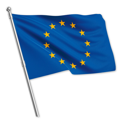 Eine blaue Flagge mit einem Kreis aus 12 gelben Sternen, die die Europäische Union repräsentieren.