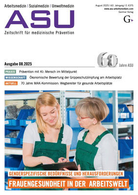 Zwei Frauen in grünen Schürzen diskutieren über die Arbeit in einer Fabrik oder Werkstatt, mit Maschinen im Hintergrund.