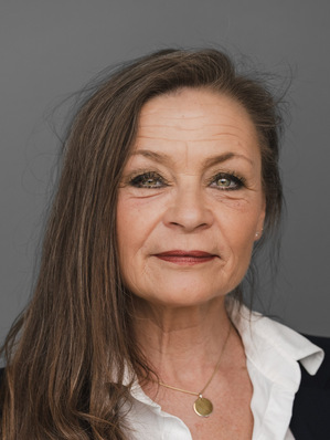 Eine Frau mit langen braunen Haaren und einem weißen Hemd blickt vor einem grauen Hintergrund in die Kamera. - © Foto: VDBW/Seeling